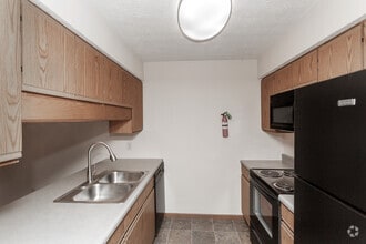 1BR, 1BA - 645 SF - Basswood Apartments