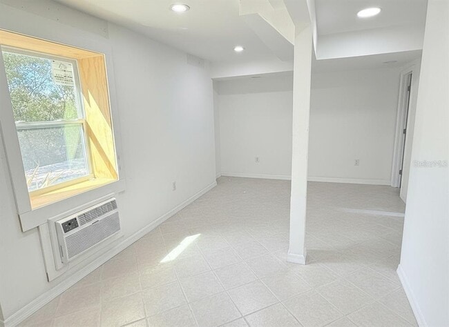 Building Photo - 707 40th St W