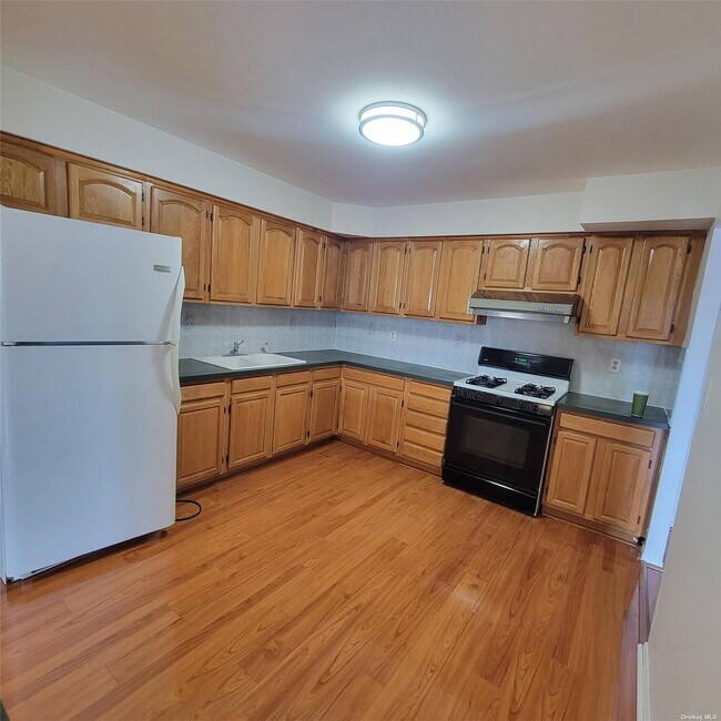 Building Photo - 94-48 Alstyne Ave