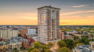 Building Photo - 1313 N Franklin Pl