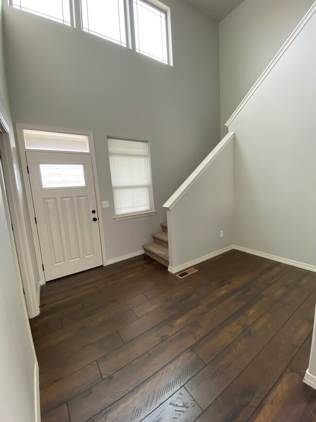 Building Photo - Four Bedroom Three Bath in Southridge!