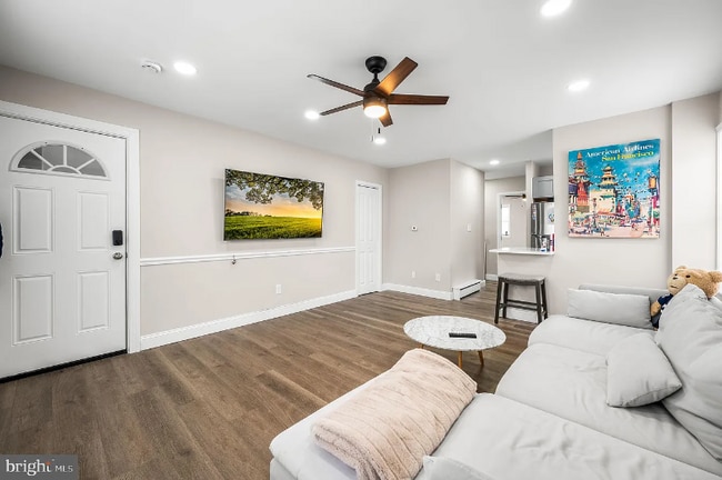 Building Photo - 21 W 7th St