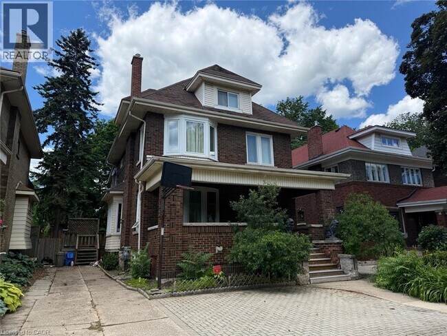 Photo du bâtiment - 70 Proctor Blvd