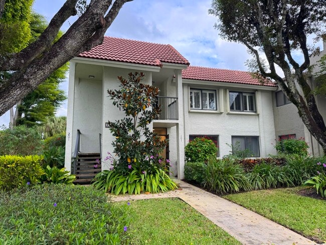 Foto del edificio - 5750 Fairway Park Ct