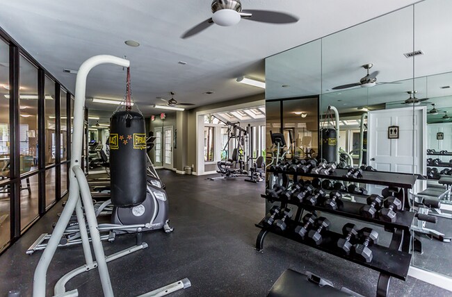 Amplio gimnasio - Riverwalk Apartments