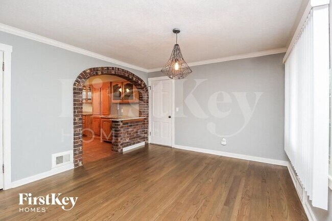 Foto del edificio - 705 NE Shady Ln Dr
