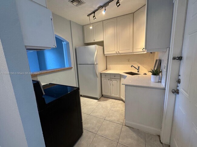 Foto del edificio - 630 NE 15th Ct