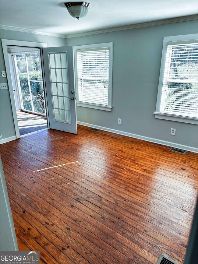 Foto del edificio - 1895 Francis Ave NW