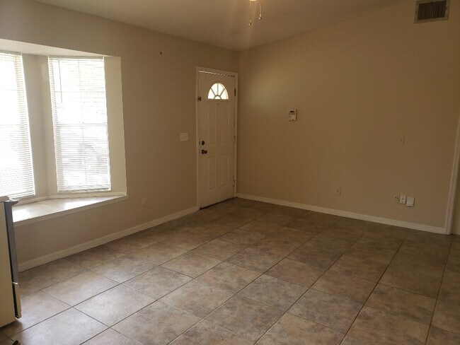 Entrada - 9326 Bud Wood St