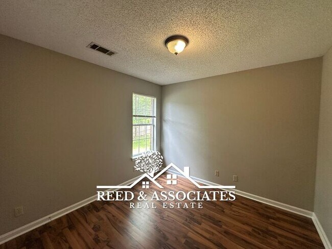 Foto del edificio - Charming Home Located on Large Corner Lot!