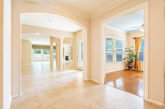 Foto del edificio - 2418 Hendricks Lakes Dr