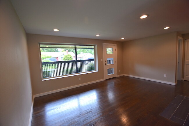 Building Photo - Modern 3 bed/1.75 bath in GREAT Shoreline ...