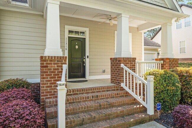 Foto del edificio - 11316 Warfield Ave