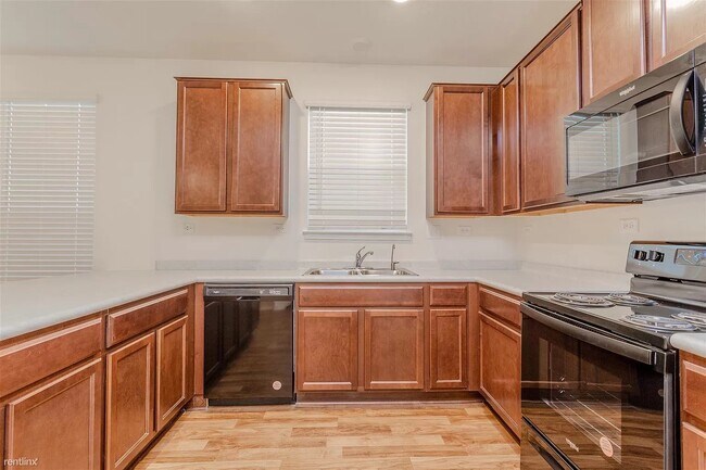 Building Photo - This spacious 4-bed/3-bath two-story renta...