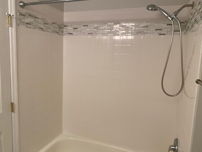 Full Bath Up - 888 Woodlyn Dr S