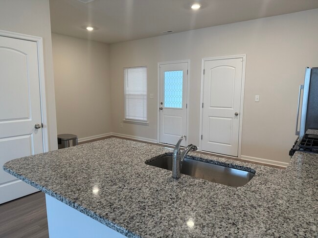 Foto del edificio - 1508 Independence Blvd