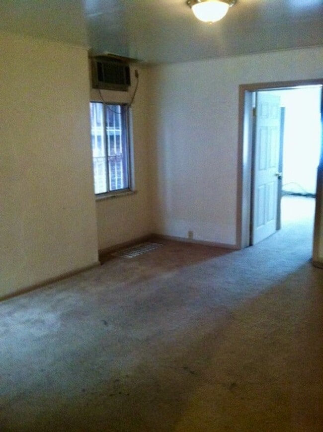 Building Photo - *** Apartments in South Oakland * Pet Friendly * Spacious & Renovated * Walk to Pitt * Available ...