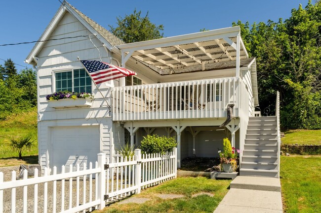 Building Photo - 2 br, 1 bath House - 1535 Beach Drive E