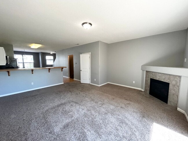 Building Photo - Adorable 3 Bedroom Townhouse in Beaverton!