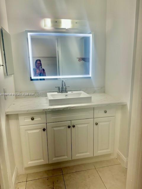 Building Photo - 10431 N Kendall Dr