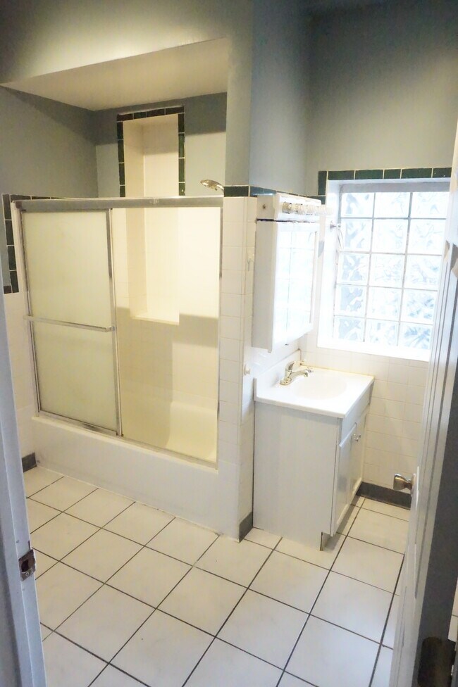 Bathroom - 2868 N Milwaukee Ave