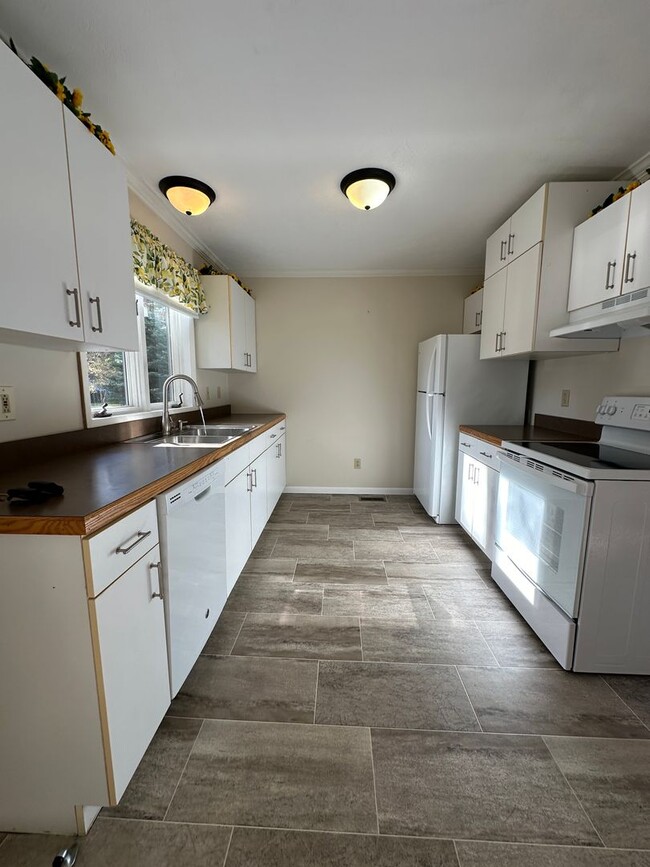 Building Photo - South Ave, 6534