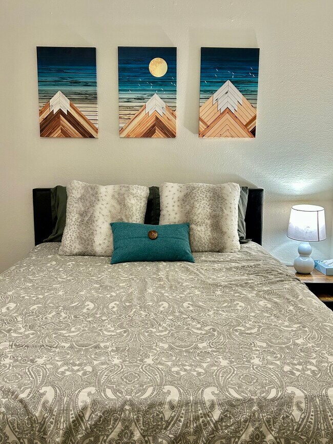 Cama tamaño queen - 4234 E Western Dr