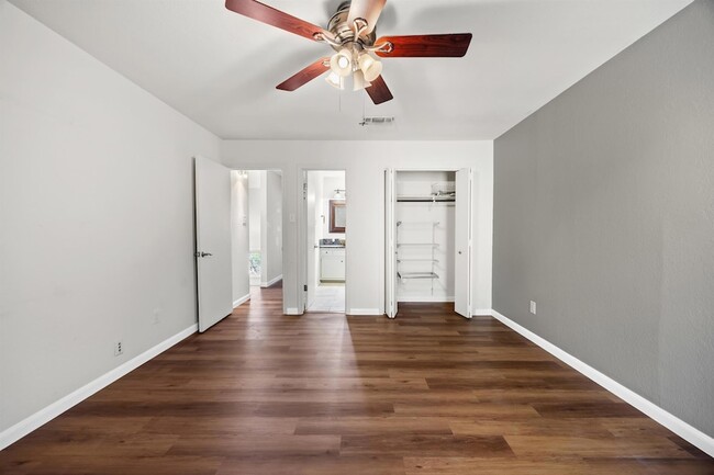 Foto del edificio - 8113 Baywood Dr