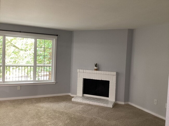 Foto del edificio - Welcome Home to Comfort & Convenience in E...