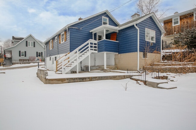 Building Photo - 721 Ledochowski St