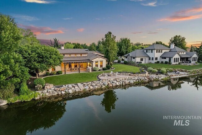 Foto del edificio - Stunning 4 Bedroom Home in The Shores | Luxury Meets Every Day Comfort