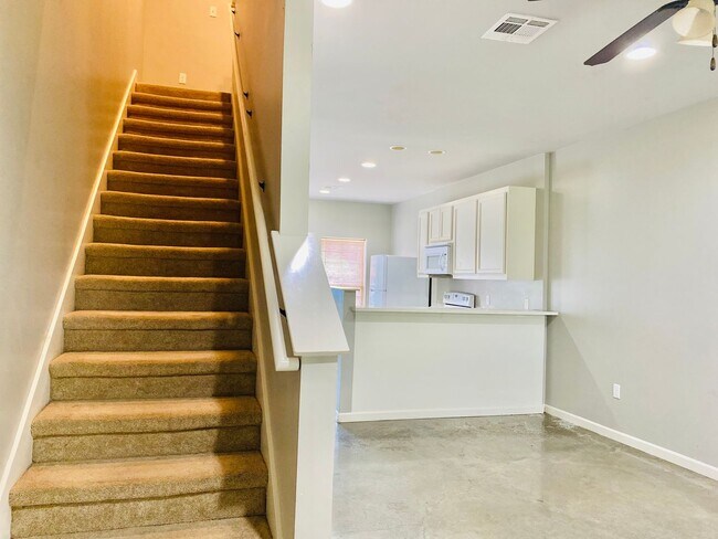 Building Photo - 428 General Mouton Ave