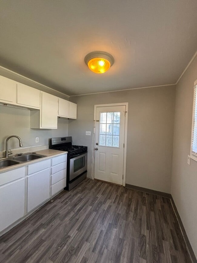 Foto del edificio - 3 BR 1.5 BA split-level with attached 1 ca...