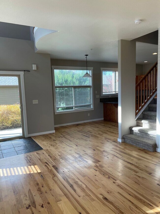 Foto del edificio - Gorgeous End-Unit Townhome Backing to Open Space!