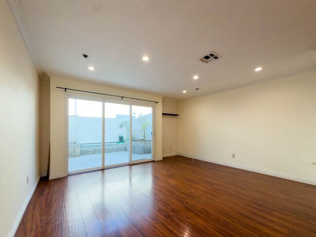 Building Photo - 315 Cameron Pl