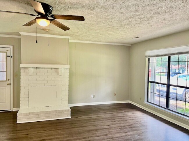 Building Photo - Idlewood Court #8