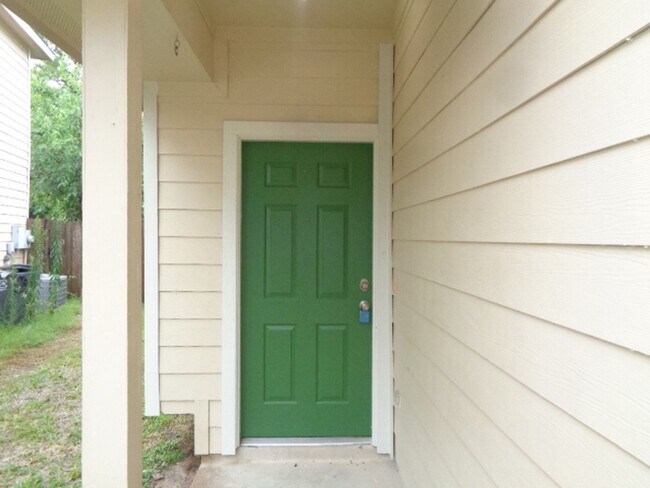 Foto del edificio - Beautiful 3BR Townhome in Villas of Oakwood Glen – Klein ISD