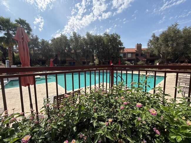 Foto del edificio - Tatum and Shea - Fully Remodeled Gated Condo that overlooks pool!