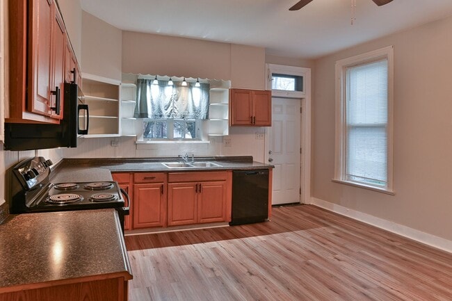 Building Photo - Large 5 Bedroom on Peffer