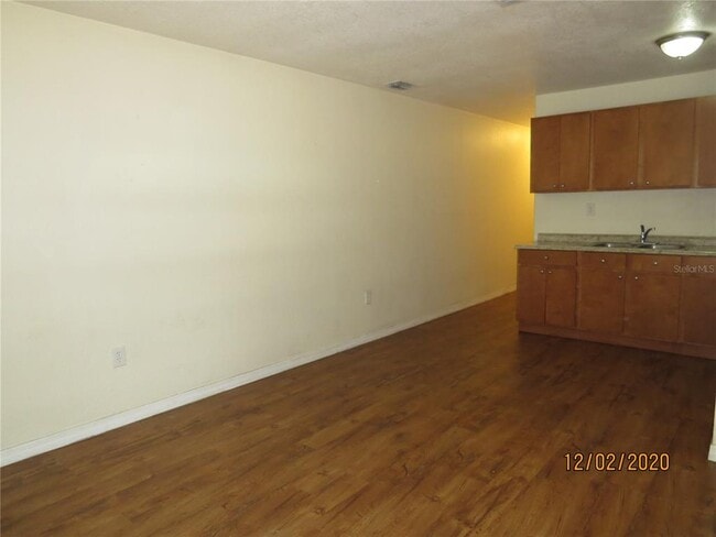 Building Photo - 10114 Hyacinth Ave