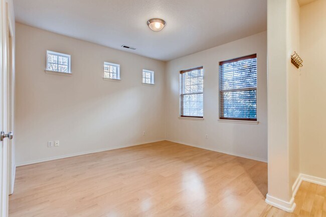 Foto del edificio - Stylish Townhome with Dual Primary Suites, Bonus Room & Prime Location Near Intel!