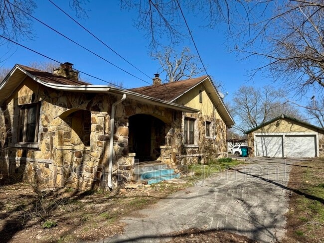 Building Photo - 2710 N Farm Rd 137