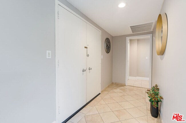 Foto del edificio - 818 N Doheny Dr