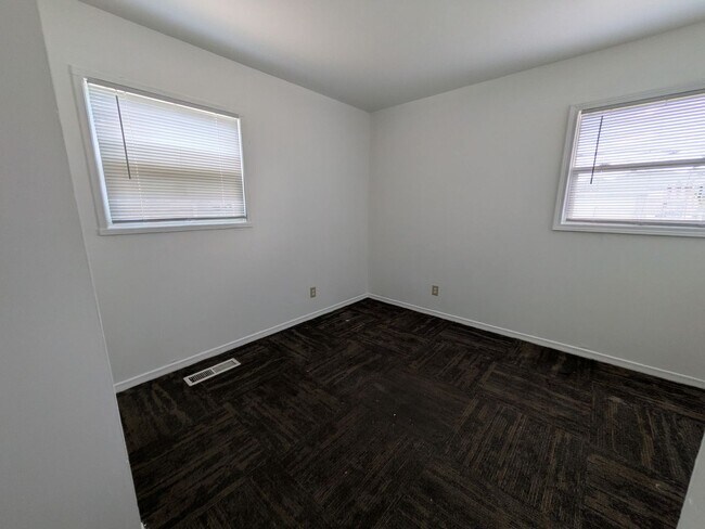 Foto del edificio - 3 bedroom available for immediate move in!
