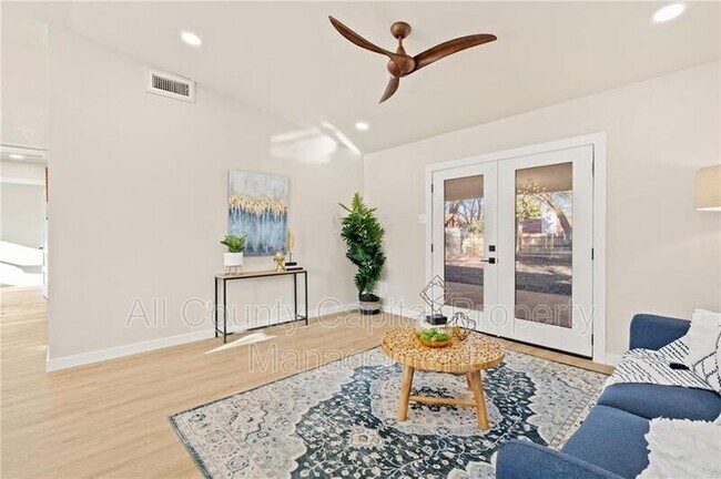 Building Photo - 810 Sahara Ave