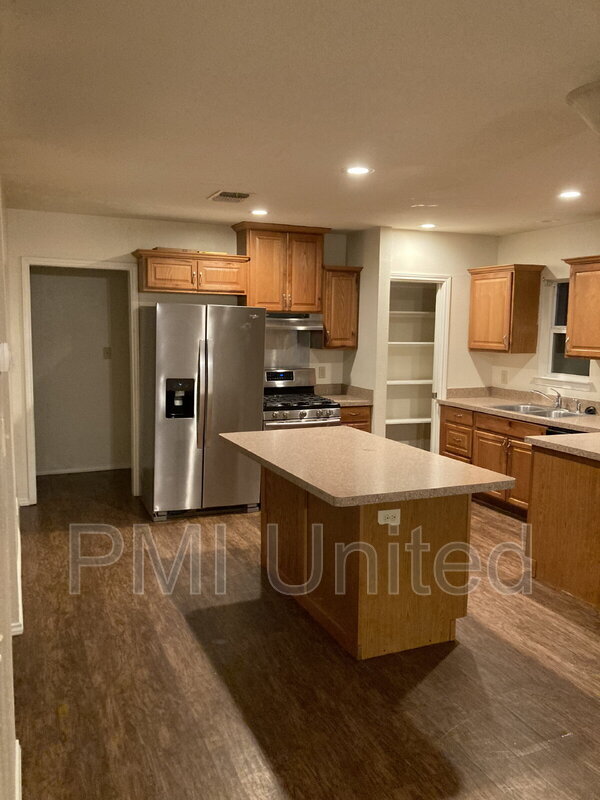 Foto del edificio - 417 N Bradshaw St