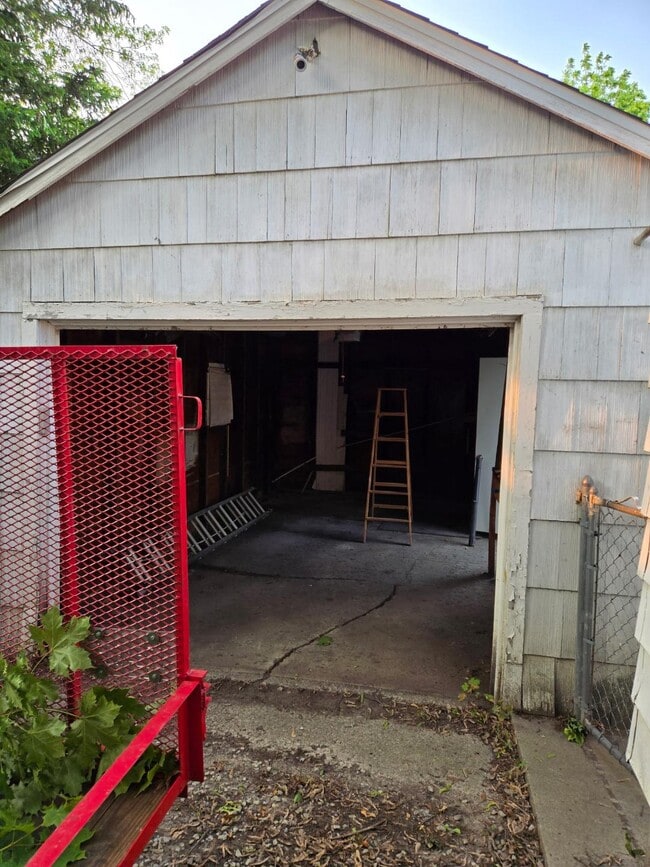 Building Photo - 717 E Butler St