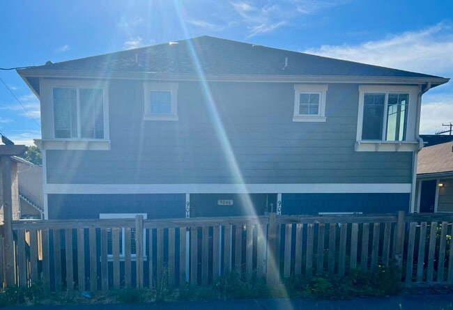 Building Photo - West Seattle Townhouse