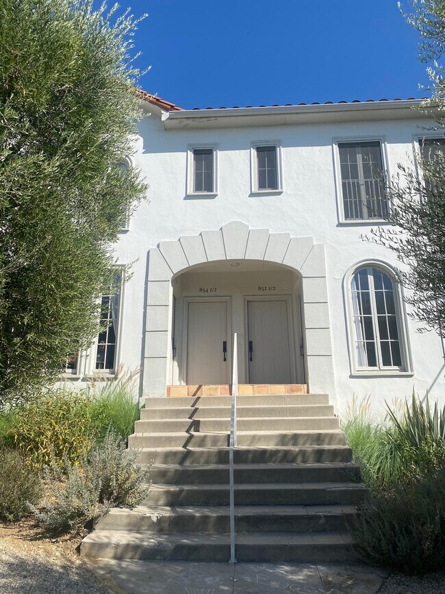 Building Photo - 854 Hyperion Ave