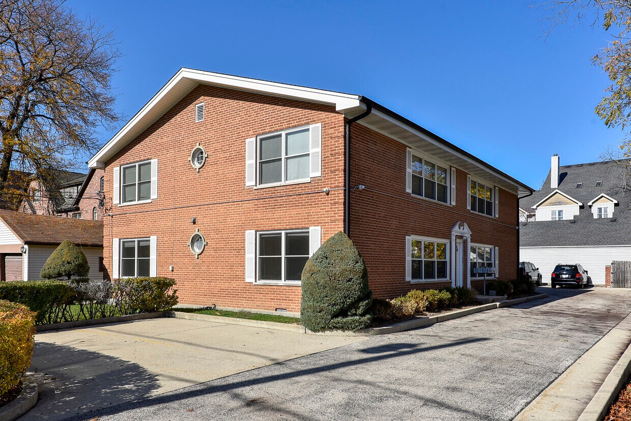 44 W Washington St Unit 2B, Palatine, IL 60067 Condo for Rent in